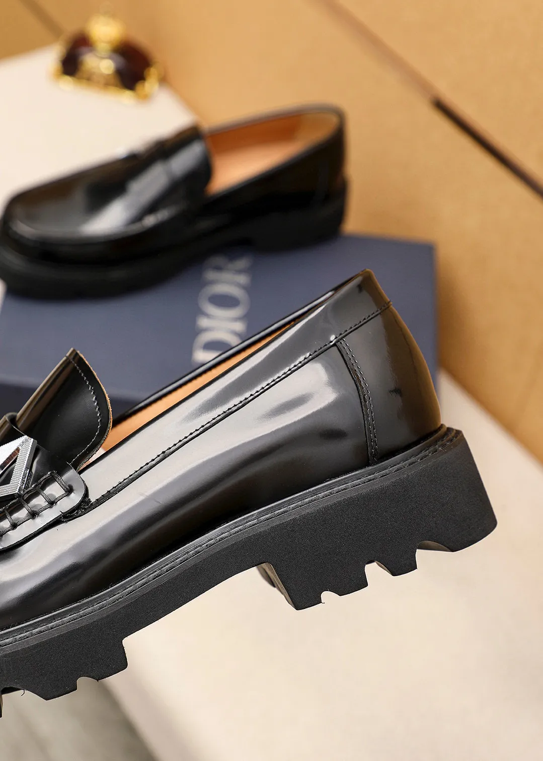 Men's shoes 💰480 💐 Product trademark: Dior "Dior" casual leather shoes Regular size: 39-44 (45🉑️customized) Product materials: Selected Italian imported first-layer beaded cowhide upper + classic hardware buckle, imported water-dyed 🐂 cowhide lining. Strong three-dimensional visual effect, original outsole Color: 3⃣️colors available